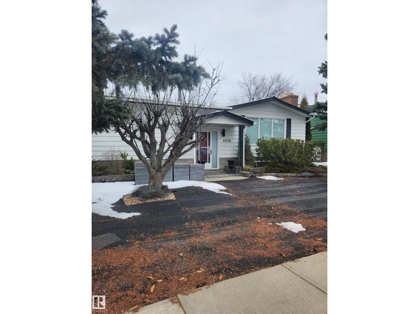 4636 46 AV — photo 4