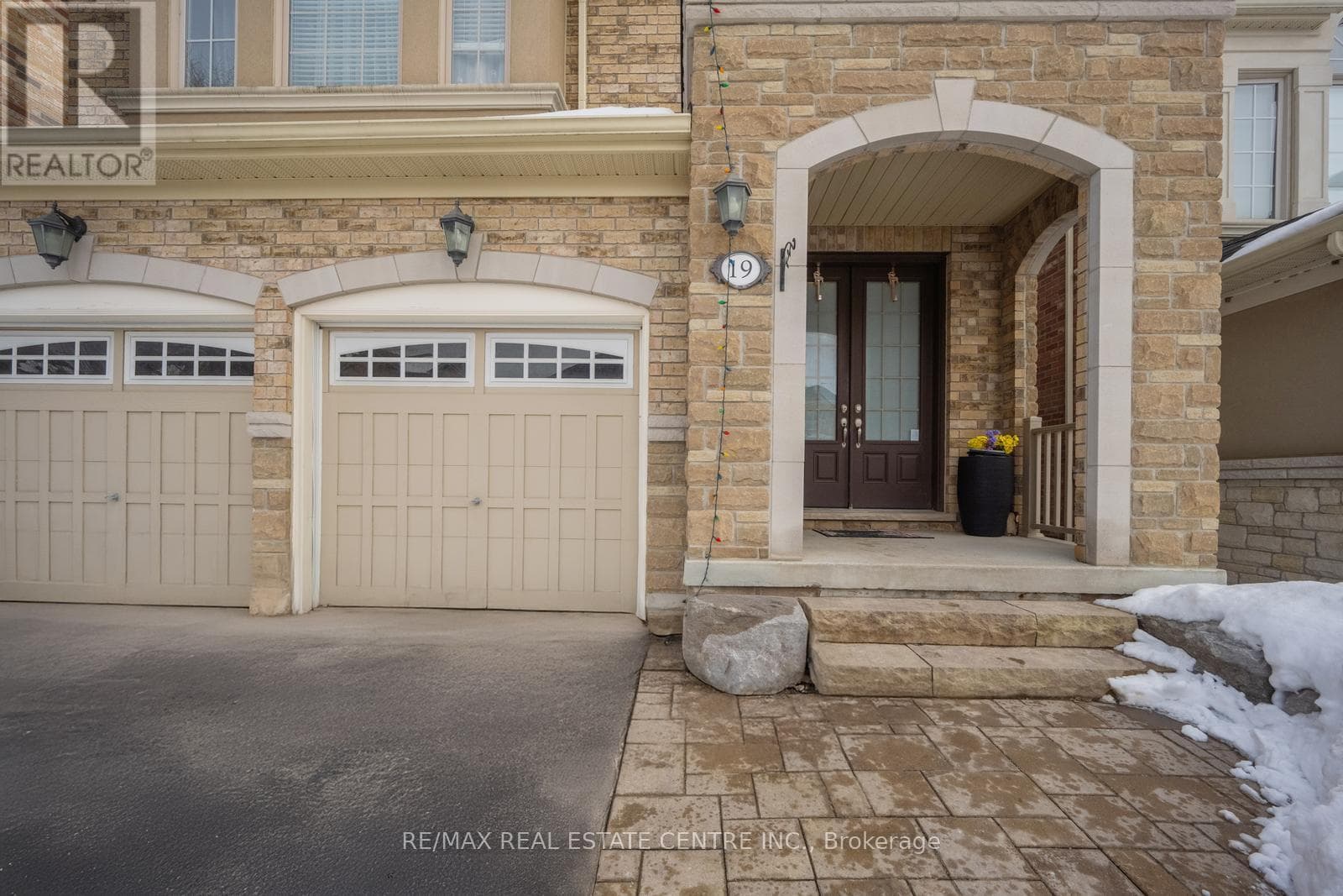 19 MEDITERRANEAN CRESCENT photo 2