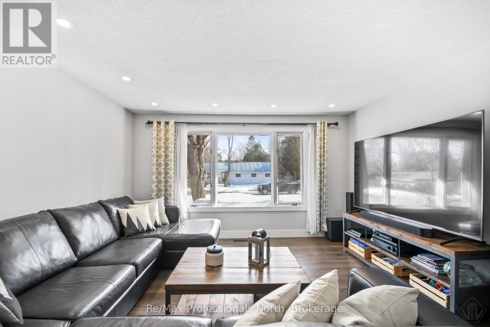 455 LOUISE STREET photo 2