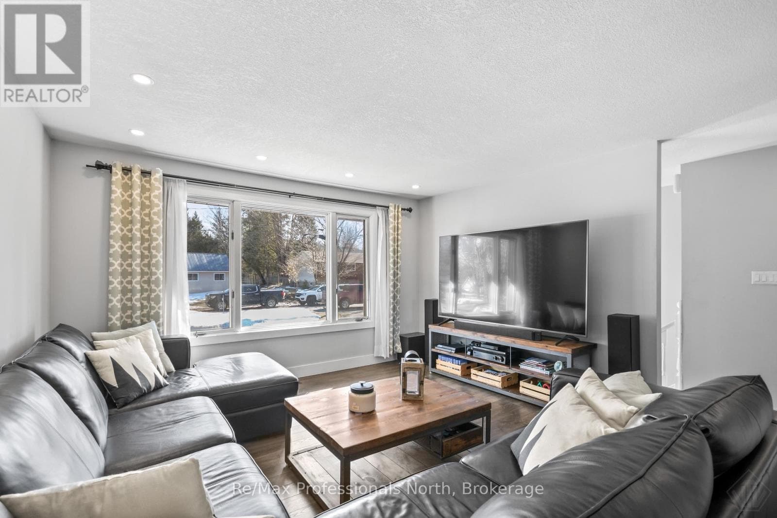 455 LOUISE STREET photo 3