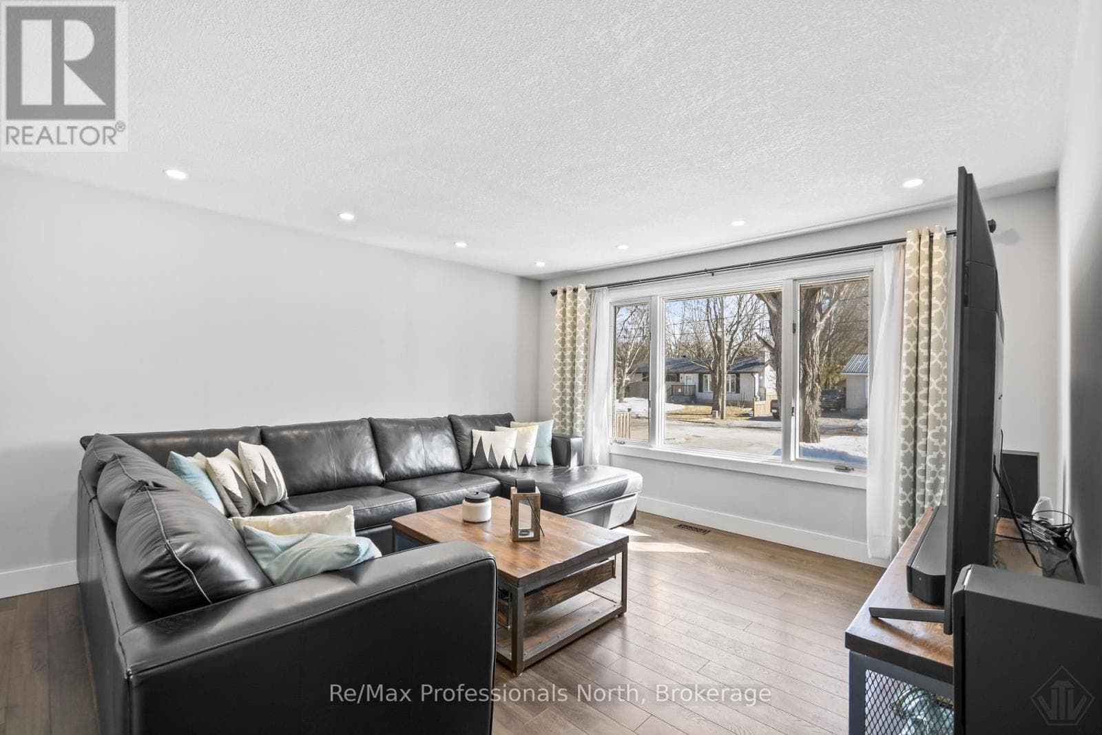 455 LOUISE STREET photo 5
