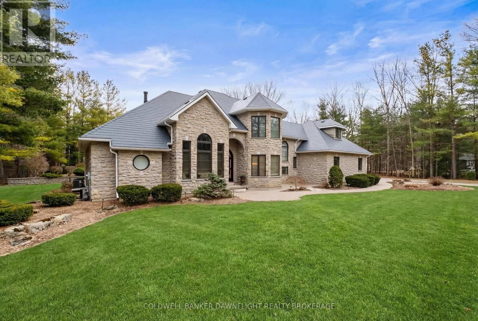 9923 PARKVIEW CRESCENT photo 2