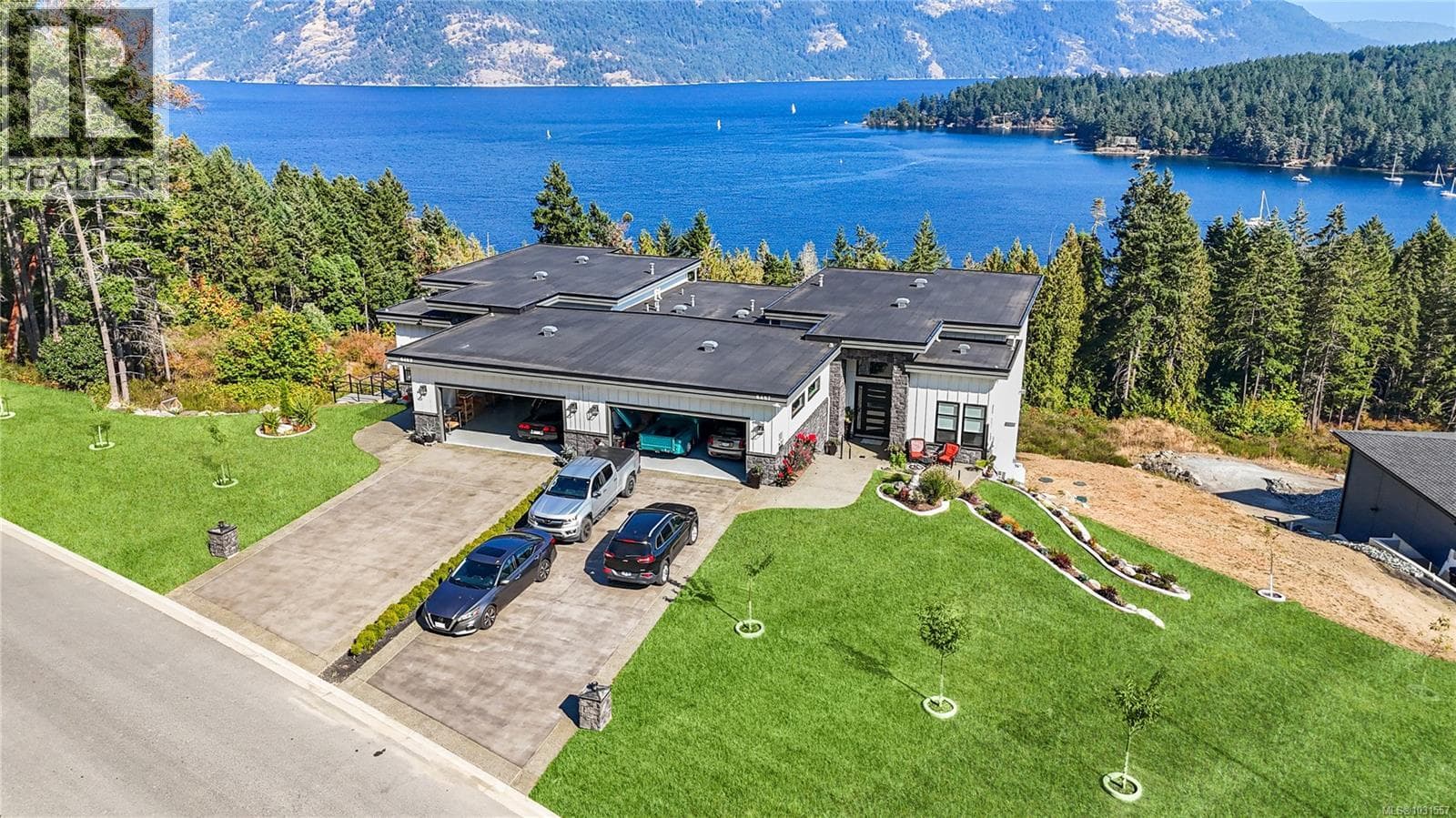 6469 Marine Cres photo 2