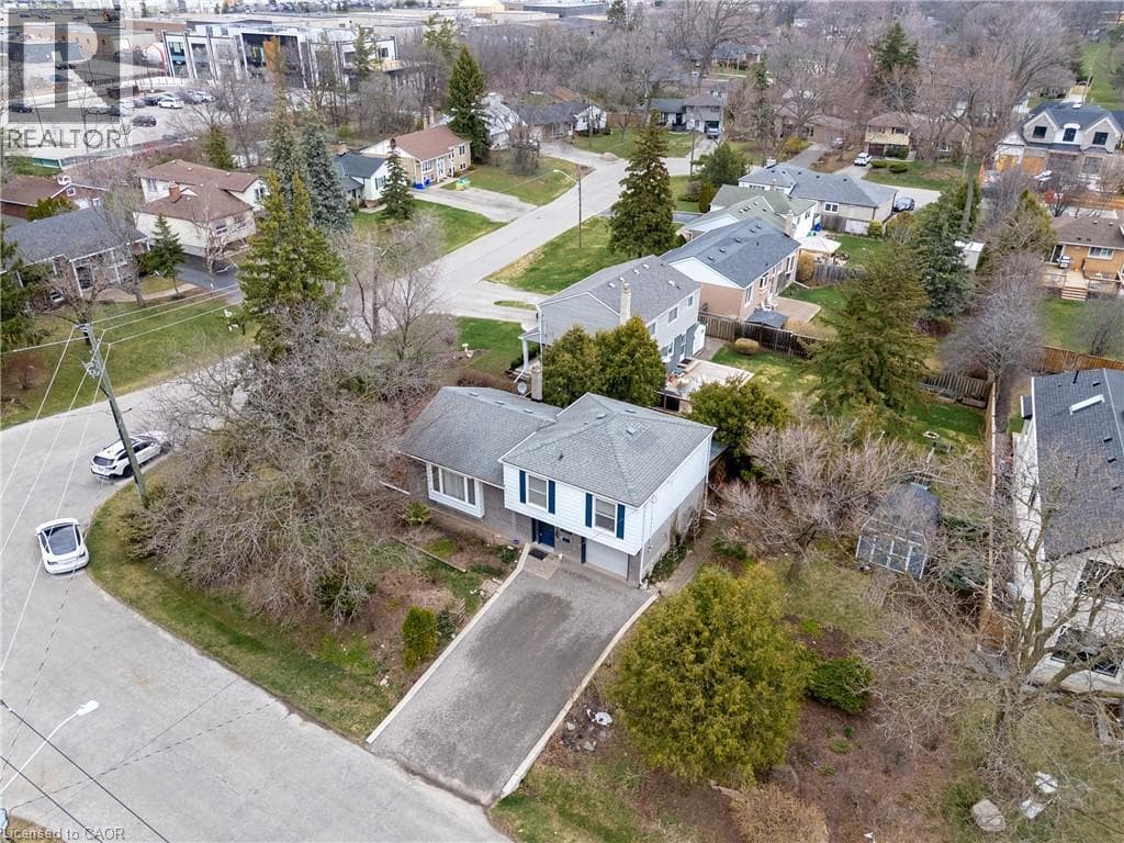 557 TRAFFORD Crescent photo 2