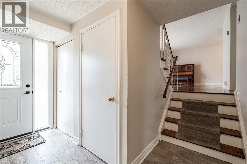 557 TRAFFORD Crescent photo 3