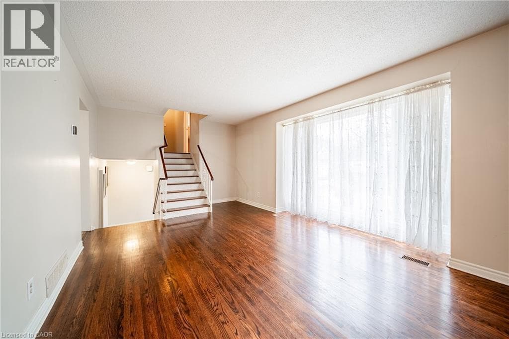 557 TRAFFORD Crescent photo 4