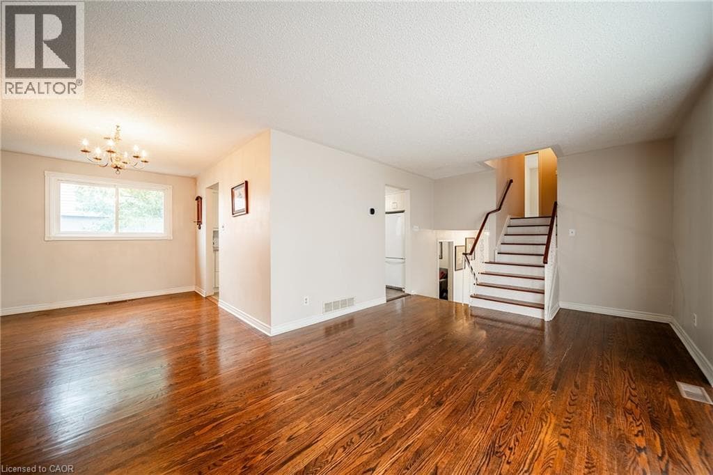 557 TRAFFORD Crescent photo 5
