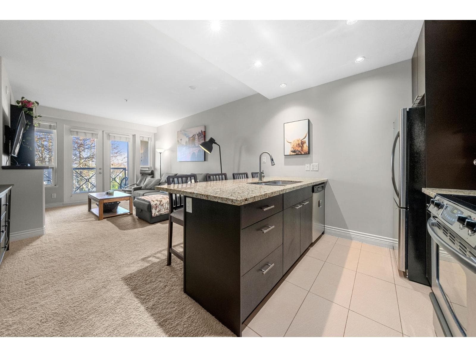 203 2970 KING GEORGE BOULEVARD photo 2