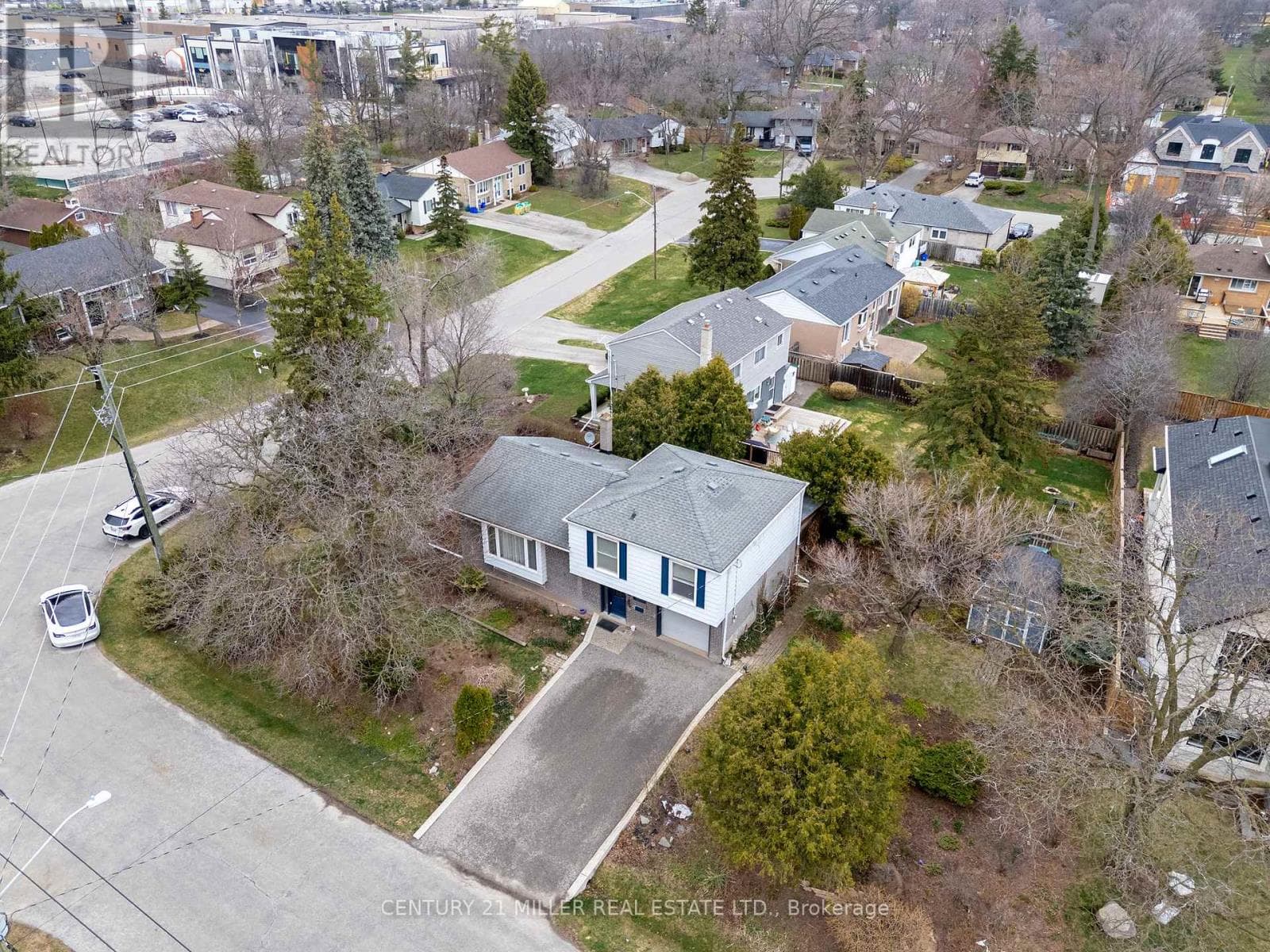 557 TRAFFORD CRESCENT photo 2