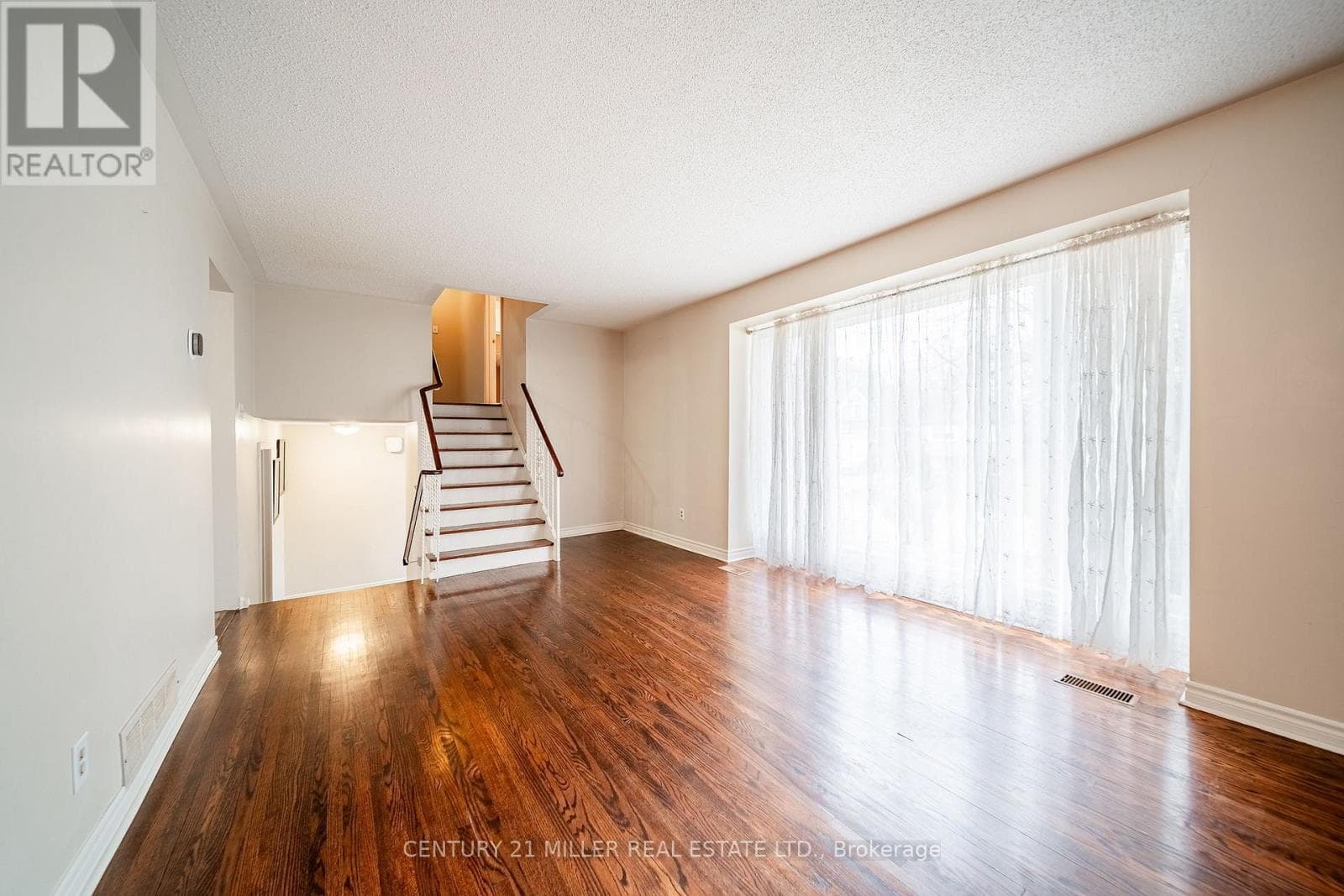557 TRAFFORD CRESCENT photo 4