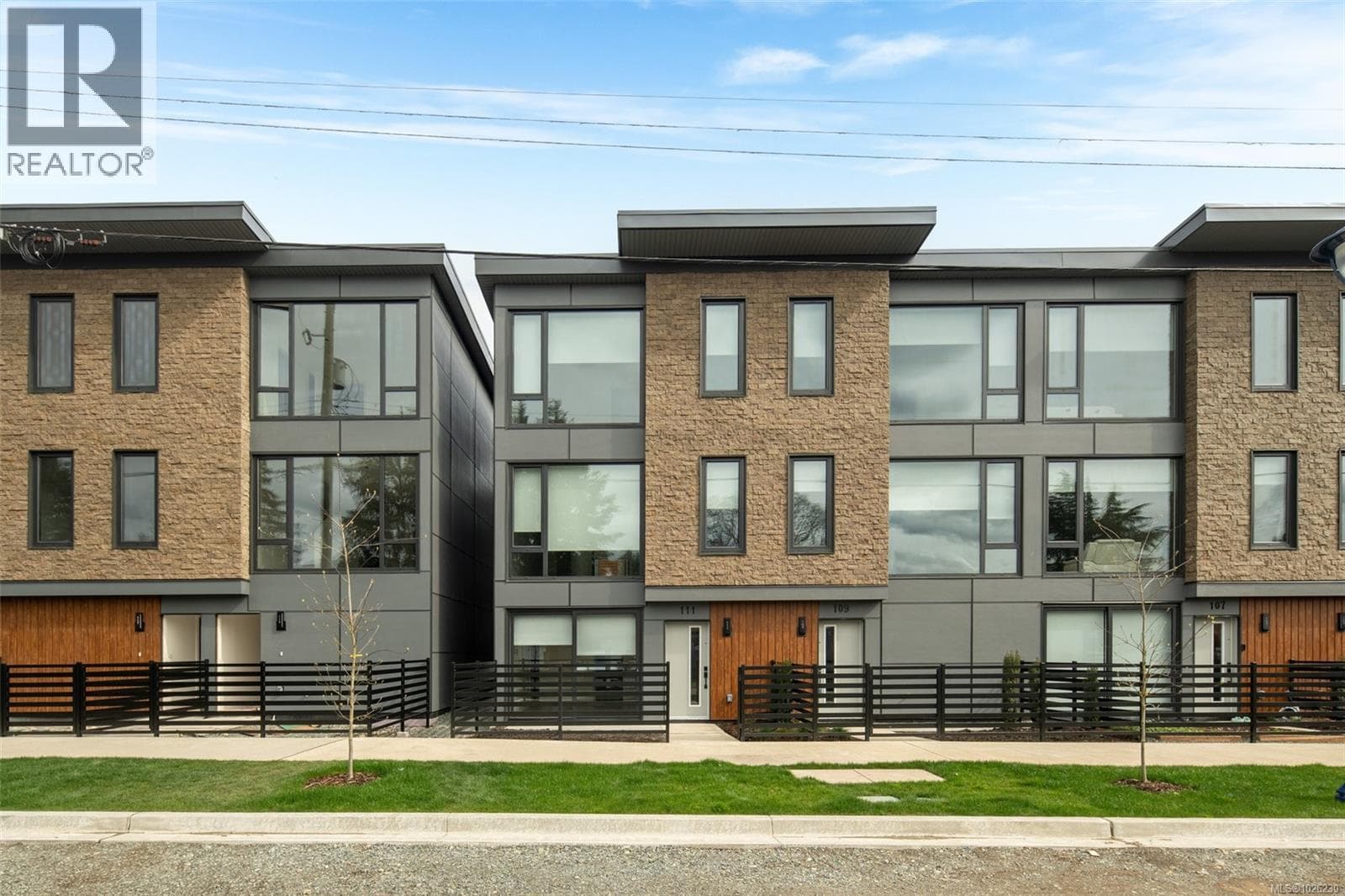 2 bed 3 bath single family at 134 916 Orono Ave — $642,900