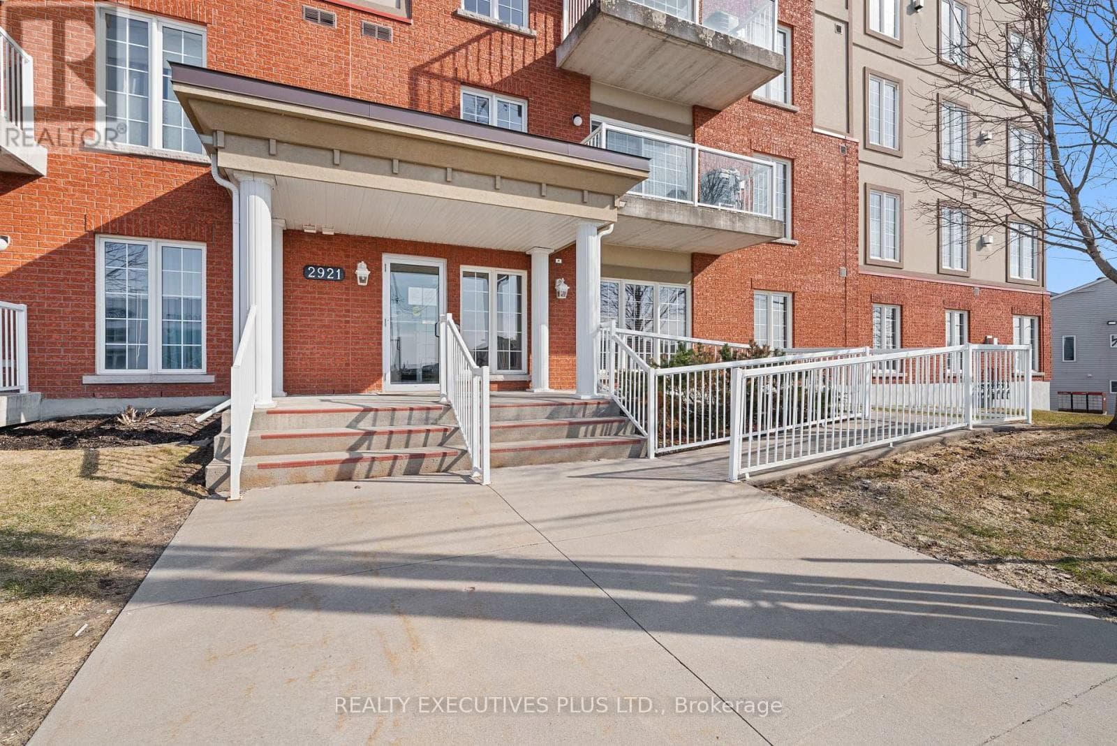 407 - 2921 LAURIER STREET photo 2