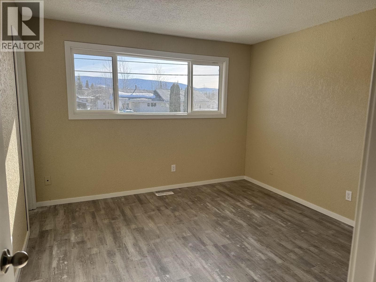 221 CRYSDALE DRIVE photo 5