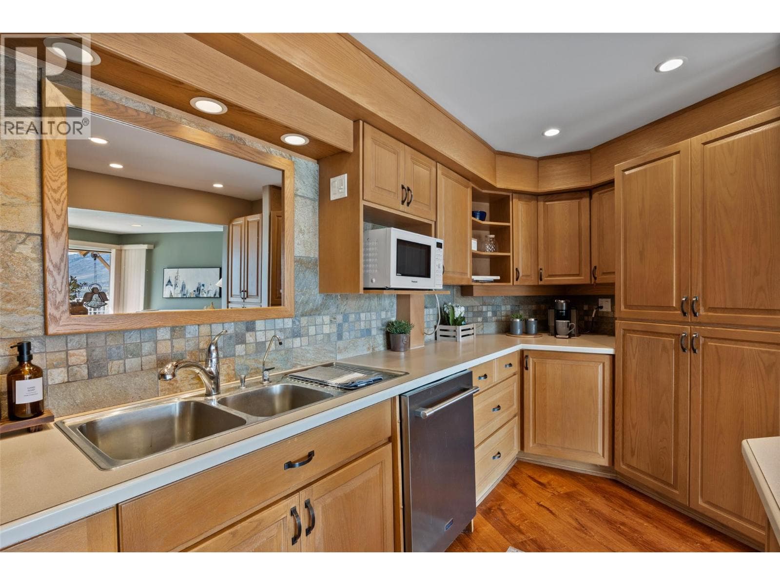287 Connaught Road photo 5