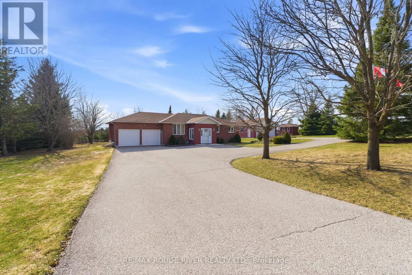 22810 SIMCOE STREET photo 2