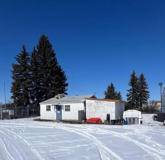4612  44 St photo 2