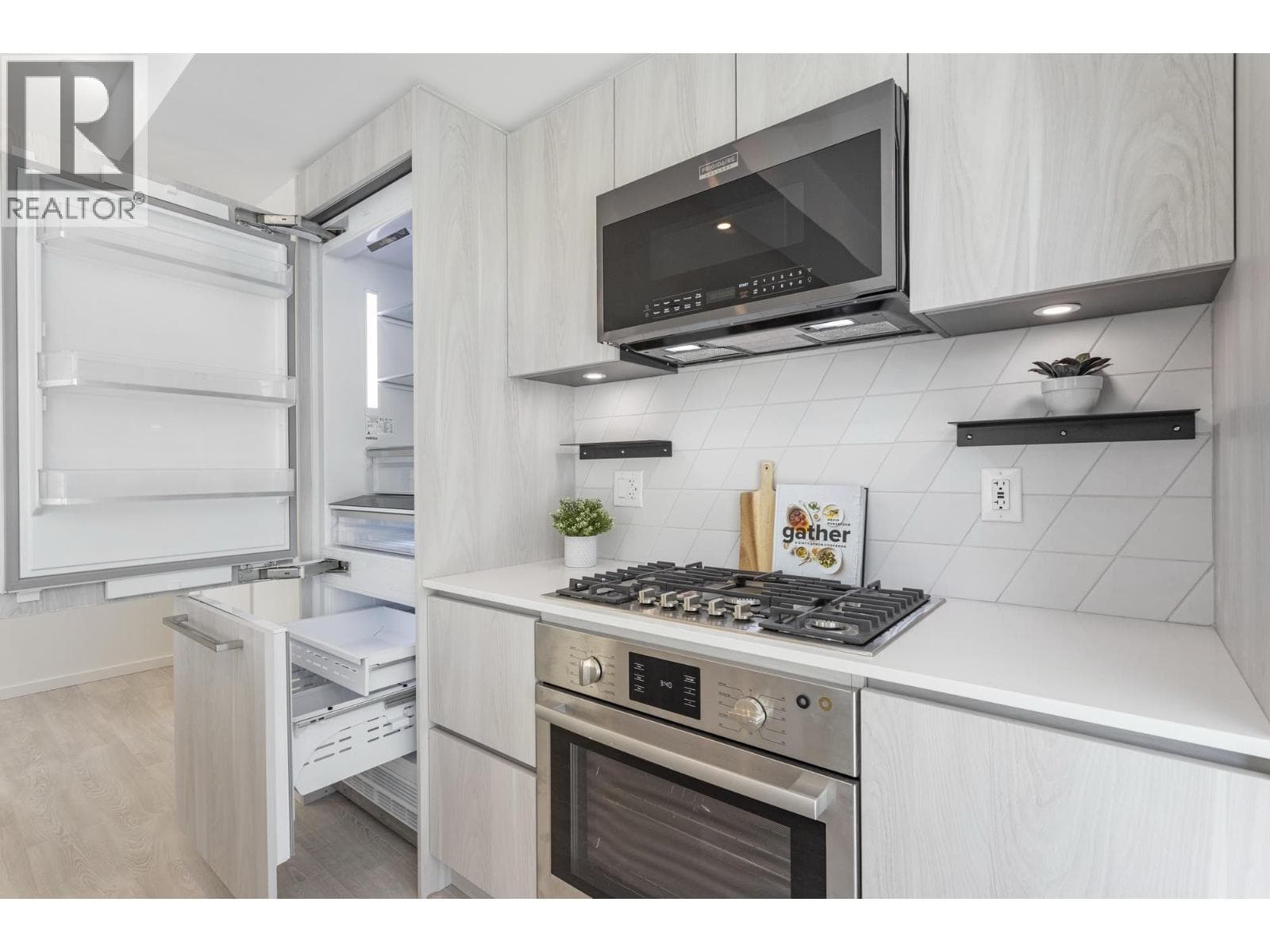304 3264 VANNESS AVENUE photo 5
