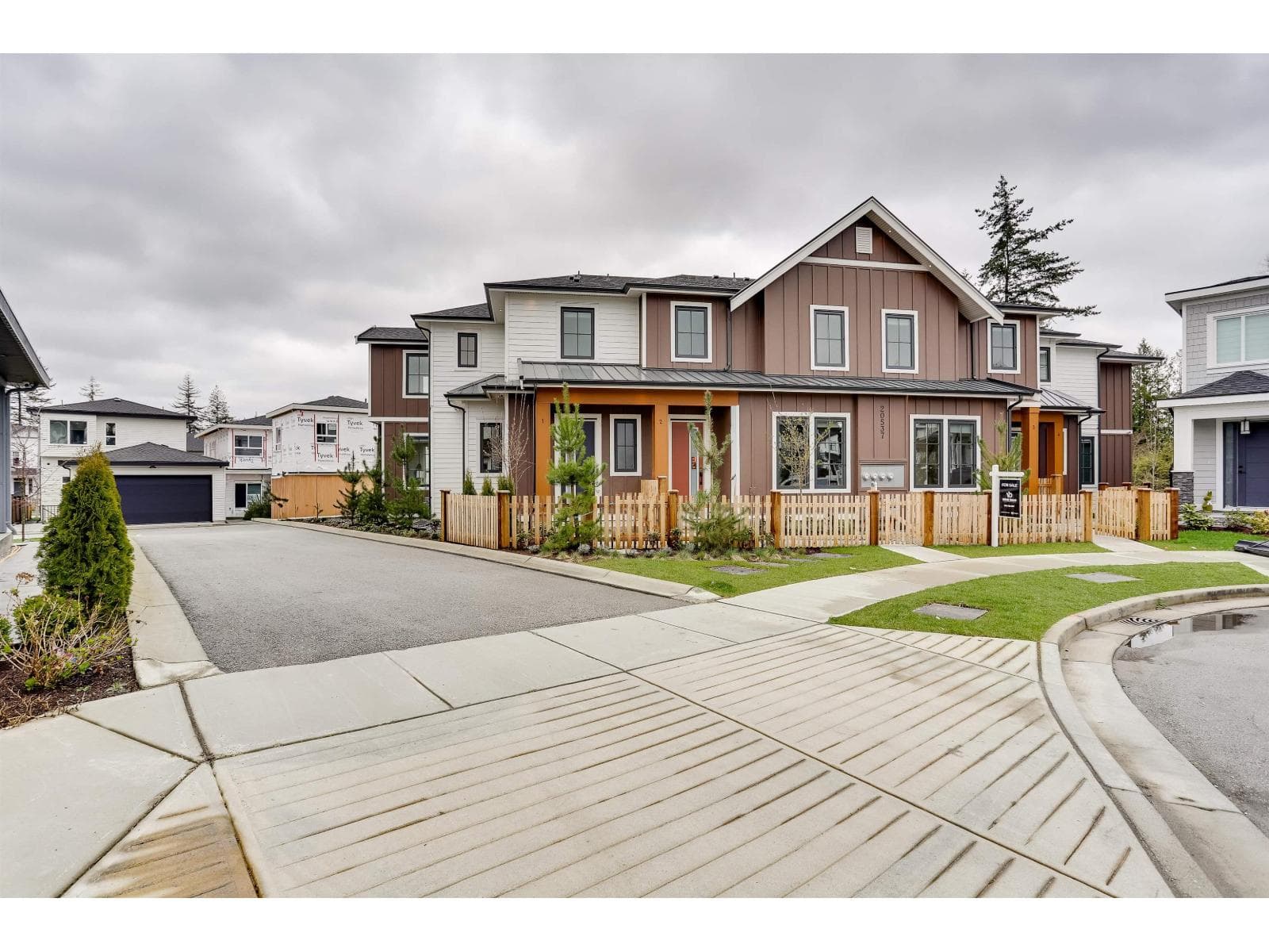 1 20537 75A AVENUE photo 2