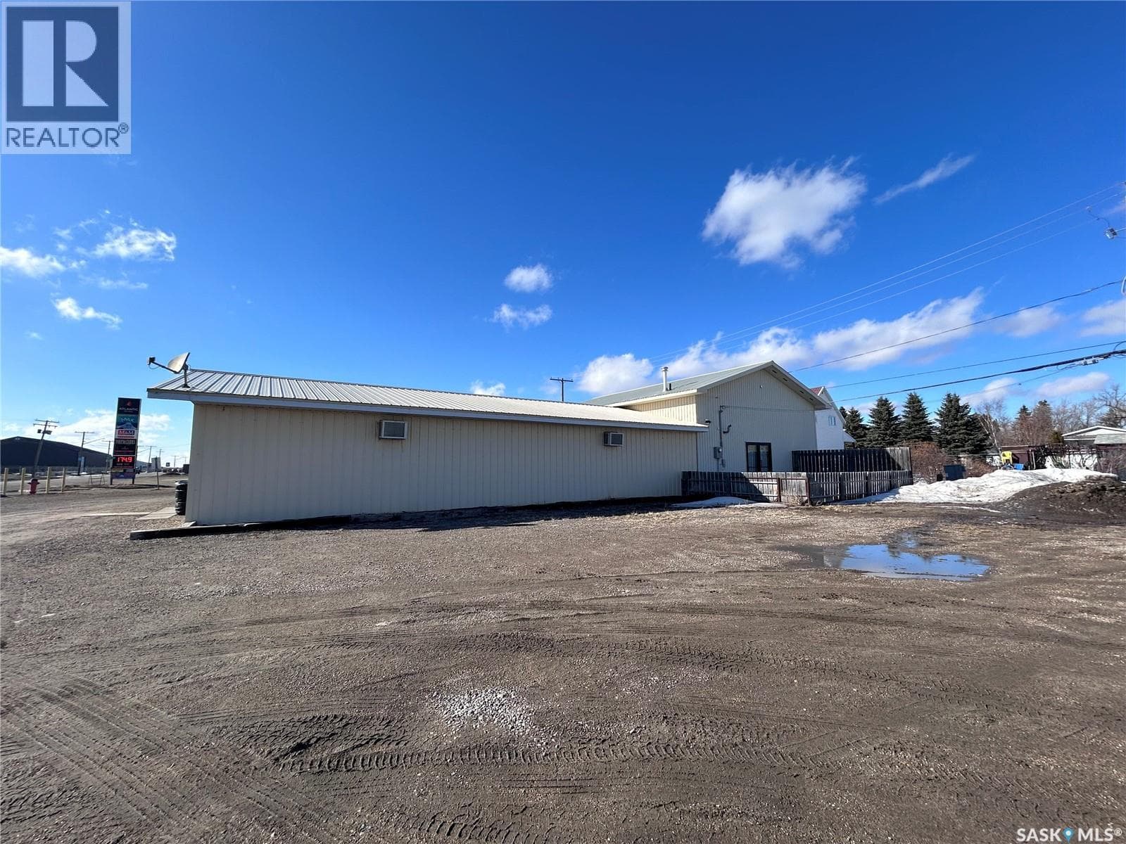 804 Railway AVENUE photo 3