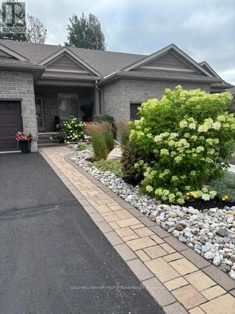 239 ROYAL LANDING GATE photo 3
