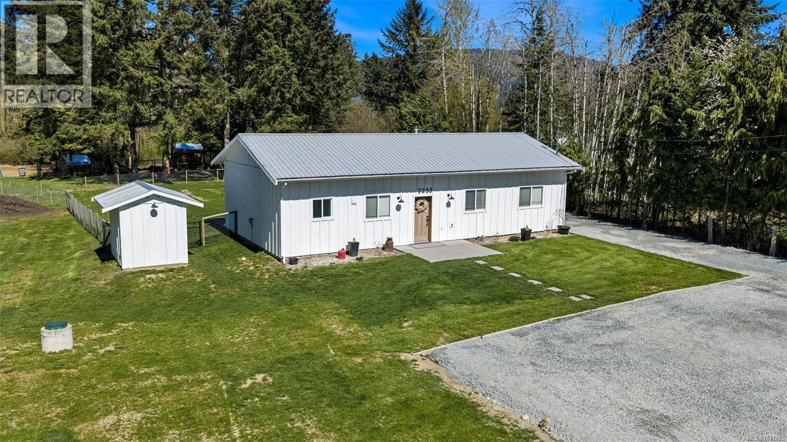 2255 Phipps Rd photo 2
