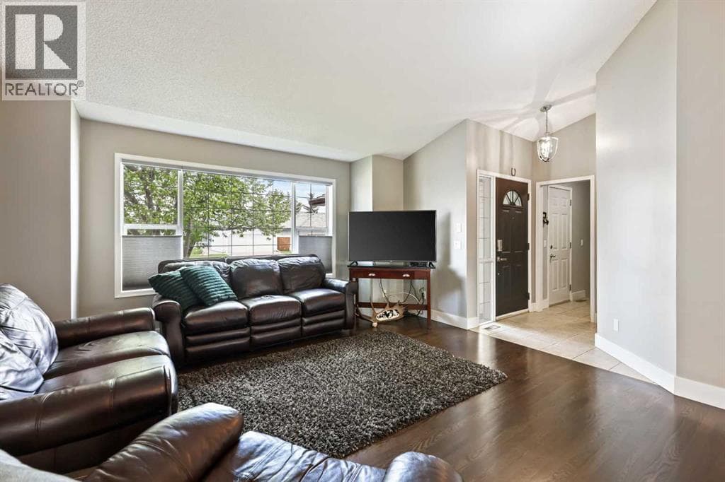 11 Strathmore Lakes Crescent photo 4