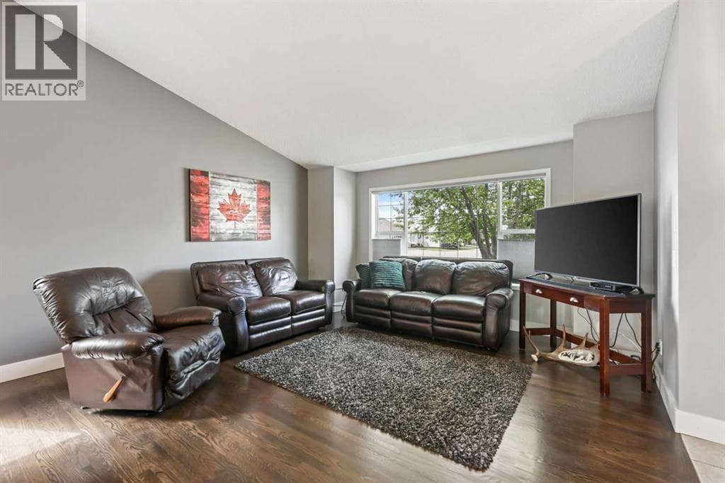 11 Strathmore Lakes Crescent photo 5