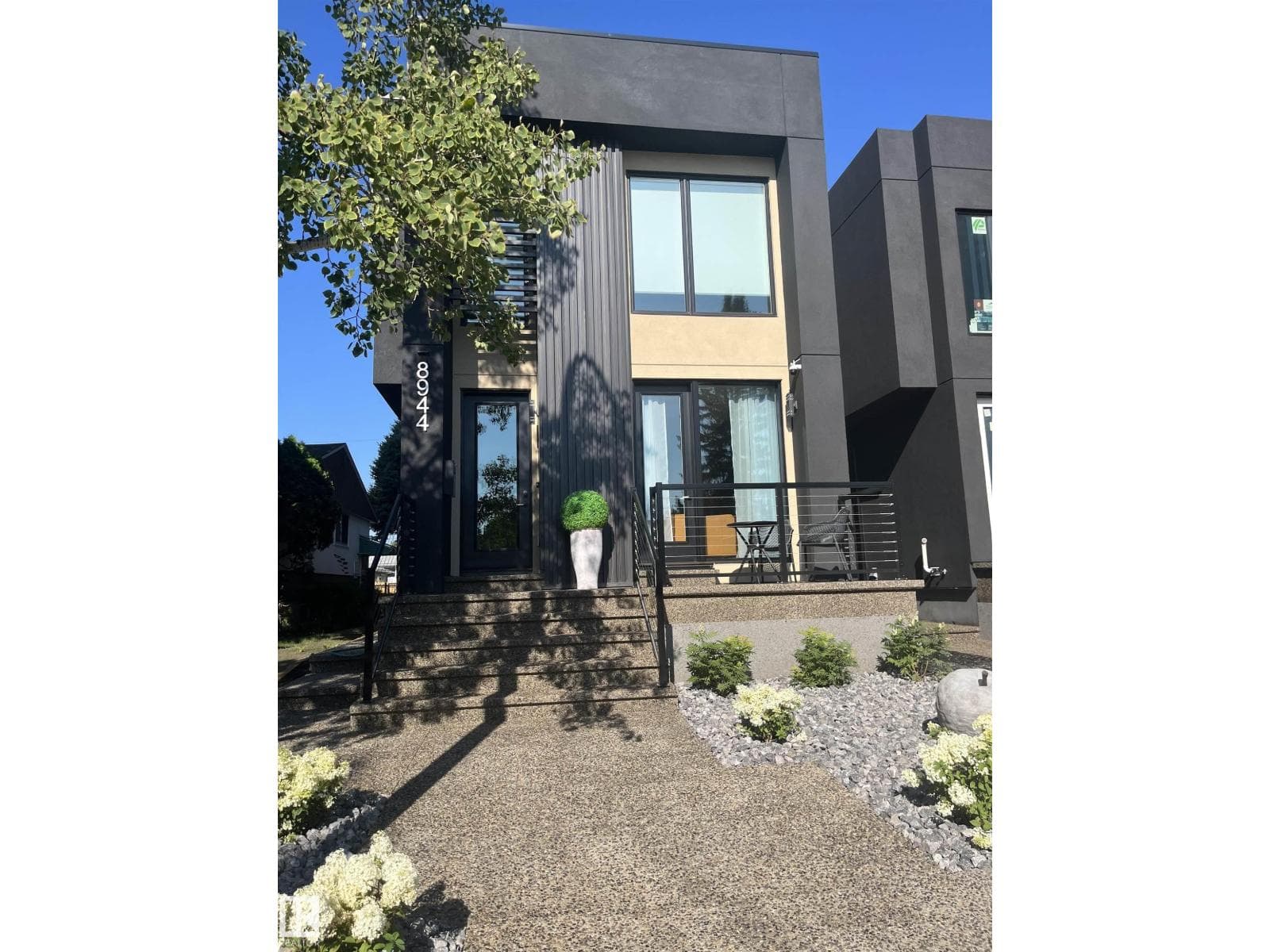 8944 145 ST NW photo 2