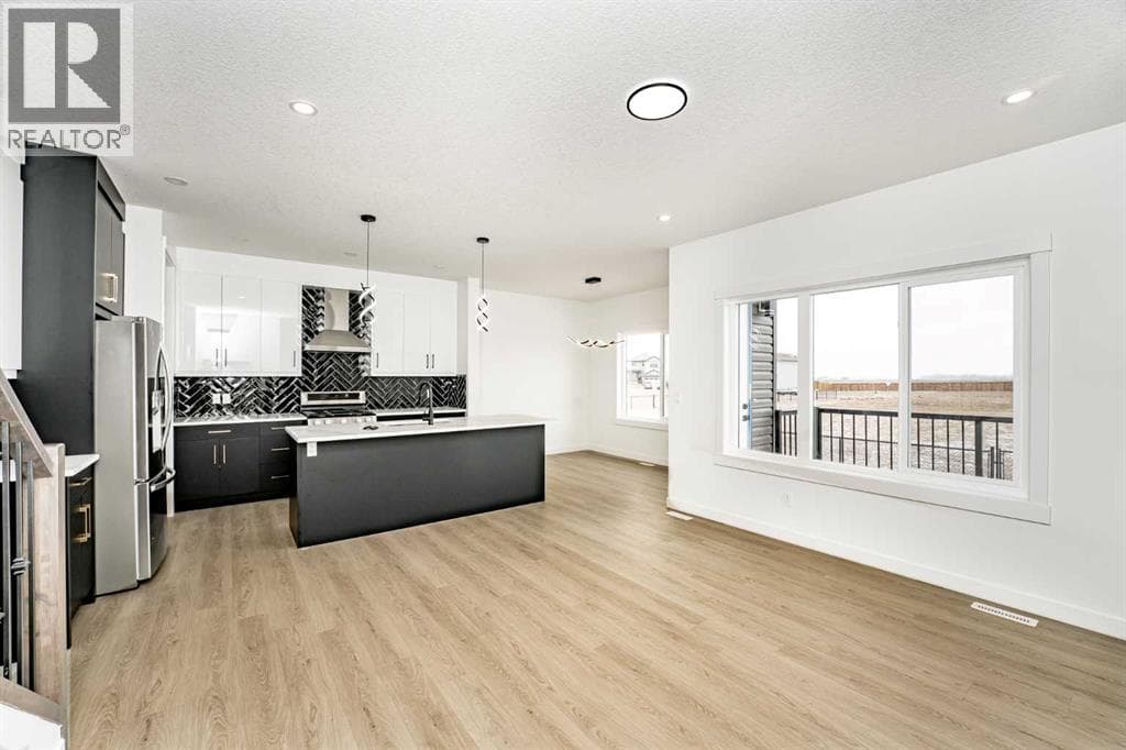 182 Lakewood Crescent — photo 4