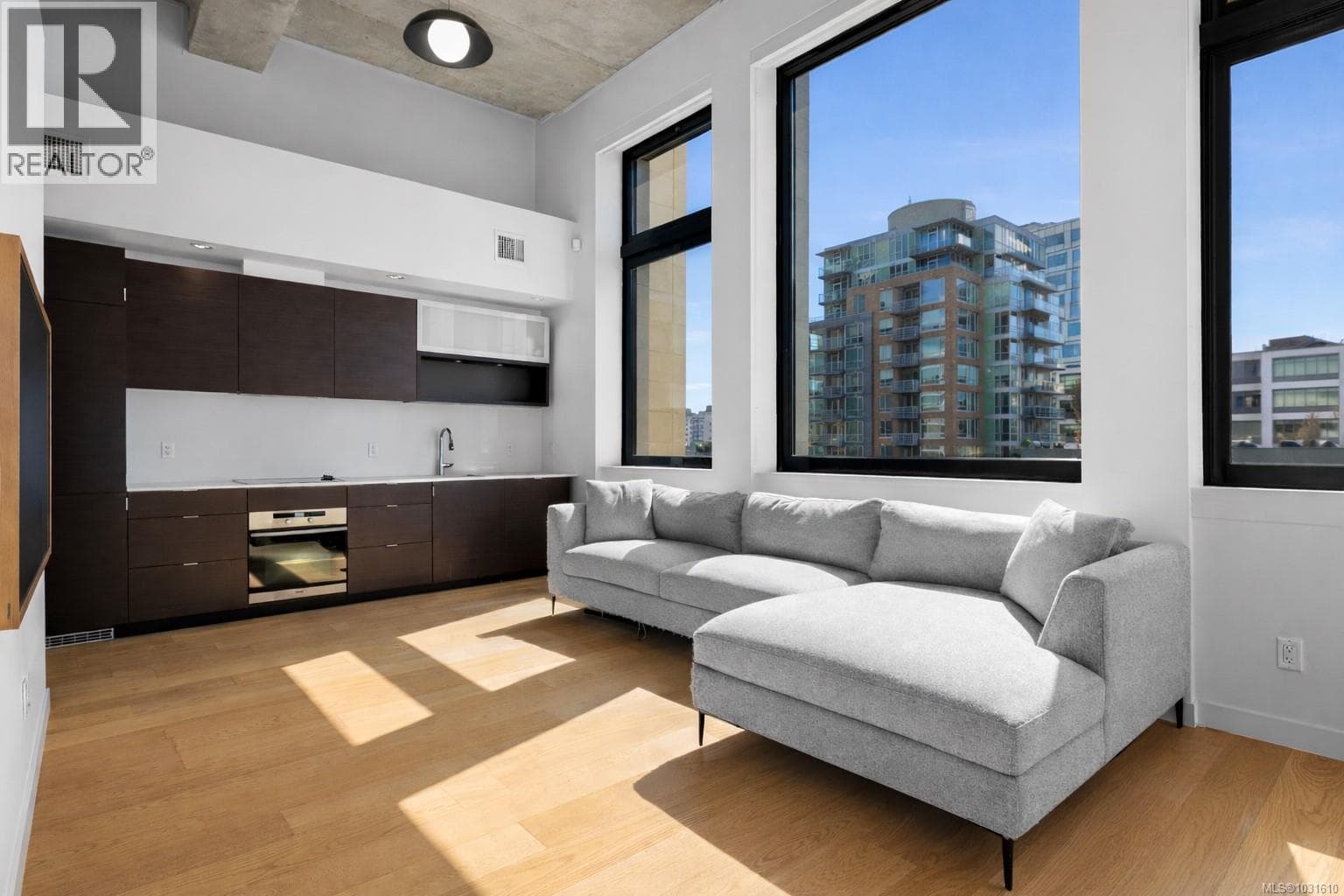 304 770 Fisgard St photo 3