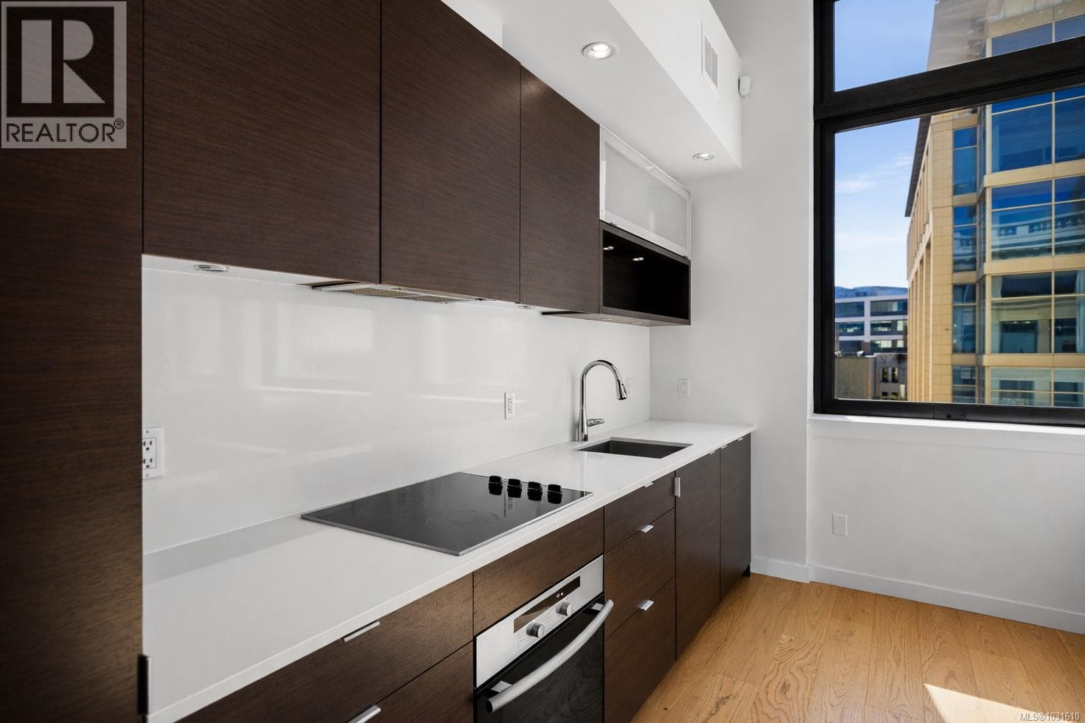 304 770 Fisgard St photo 5