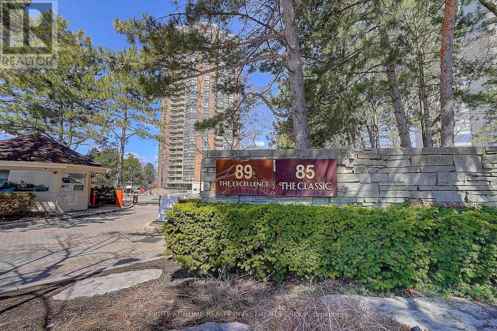 3 bed 2 bath single family at 511 - 89 SKYMARK DRIVE — $999,000