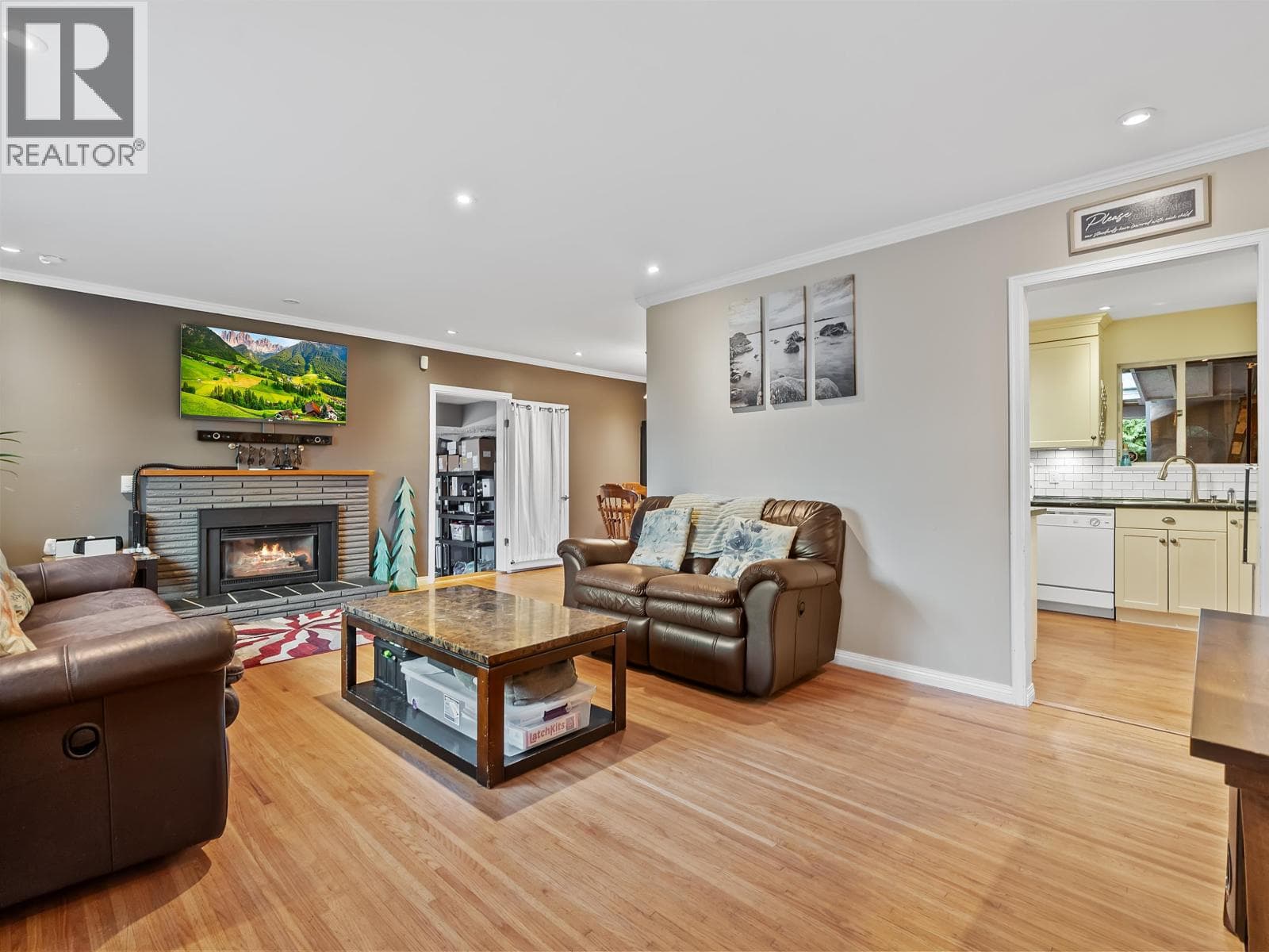 4921 44A AVENUE photo 3
