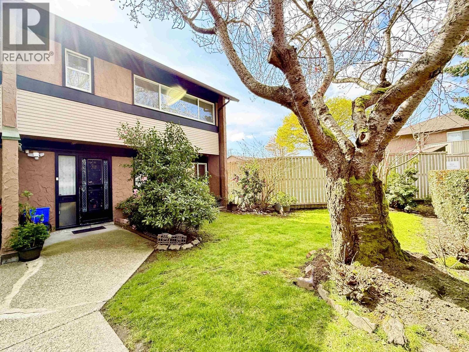 27 10011 SWINTON CRESCENT photo 2