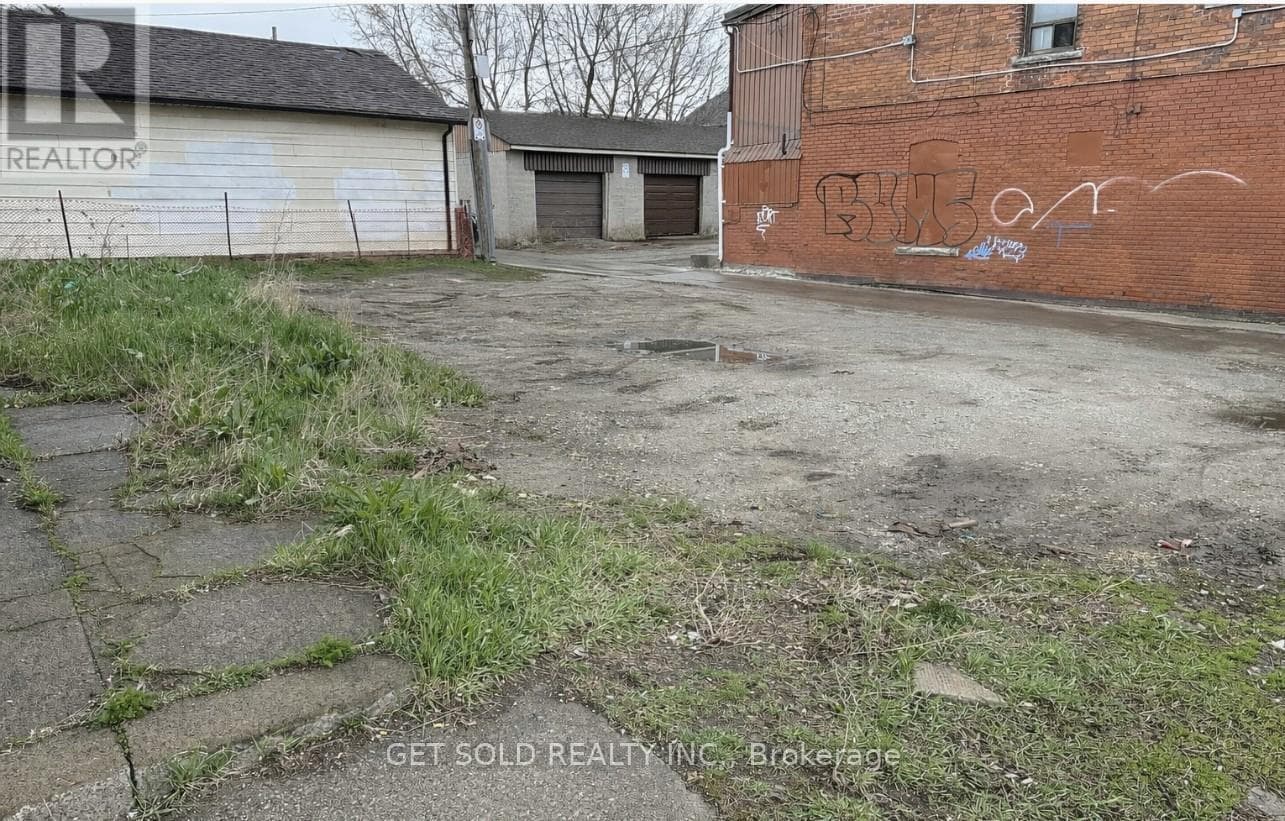 325 BARTON STREET E photo 2