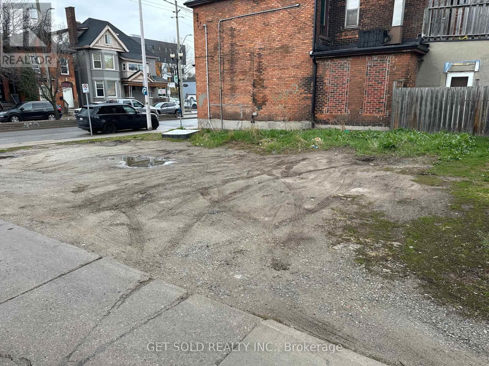 325 BARTON STREET E photo 3