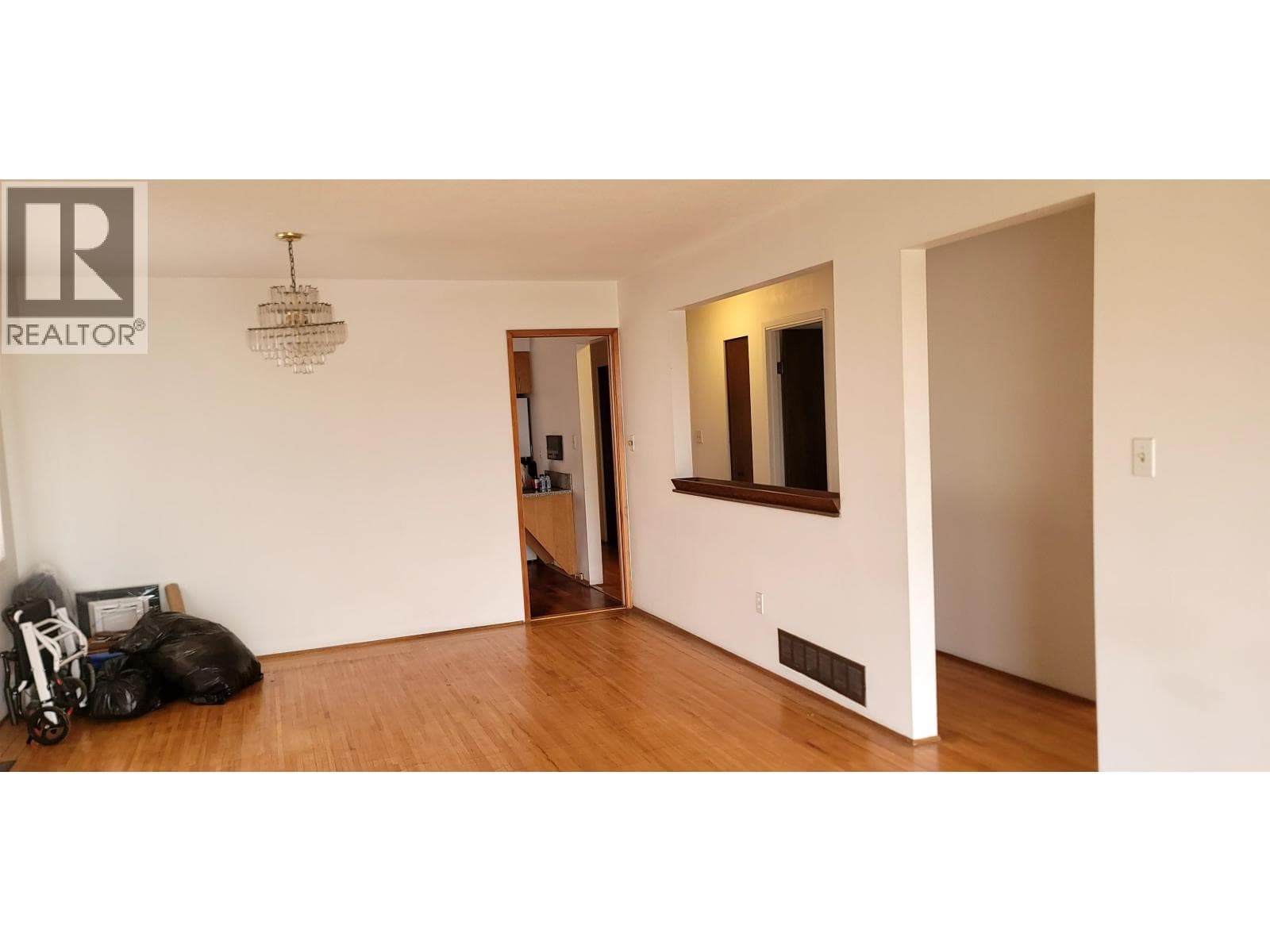 549 RENFREW STREET photo 3