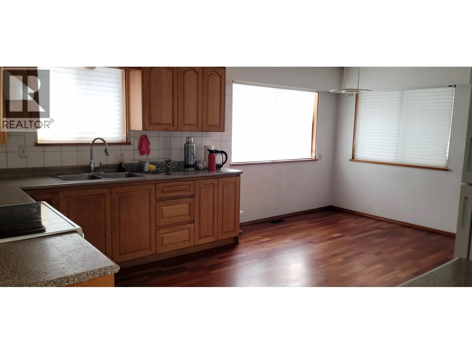 549 RENFREW STREET photo 5
