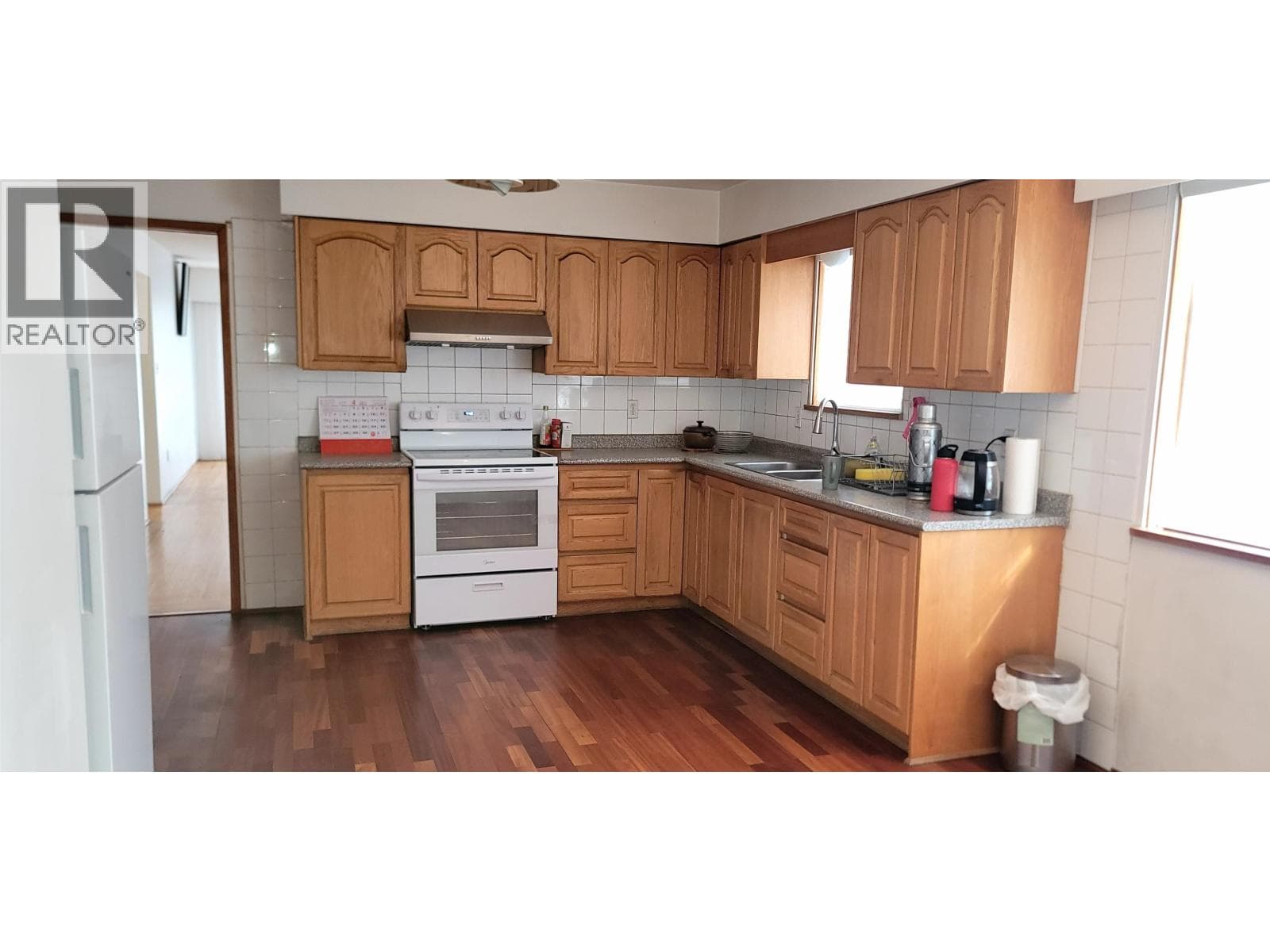 549 RENFREW STREET photo 4