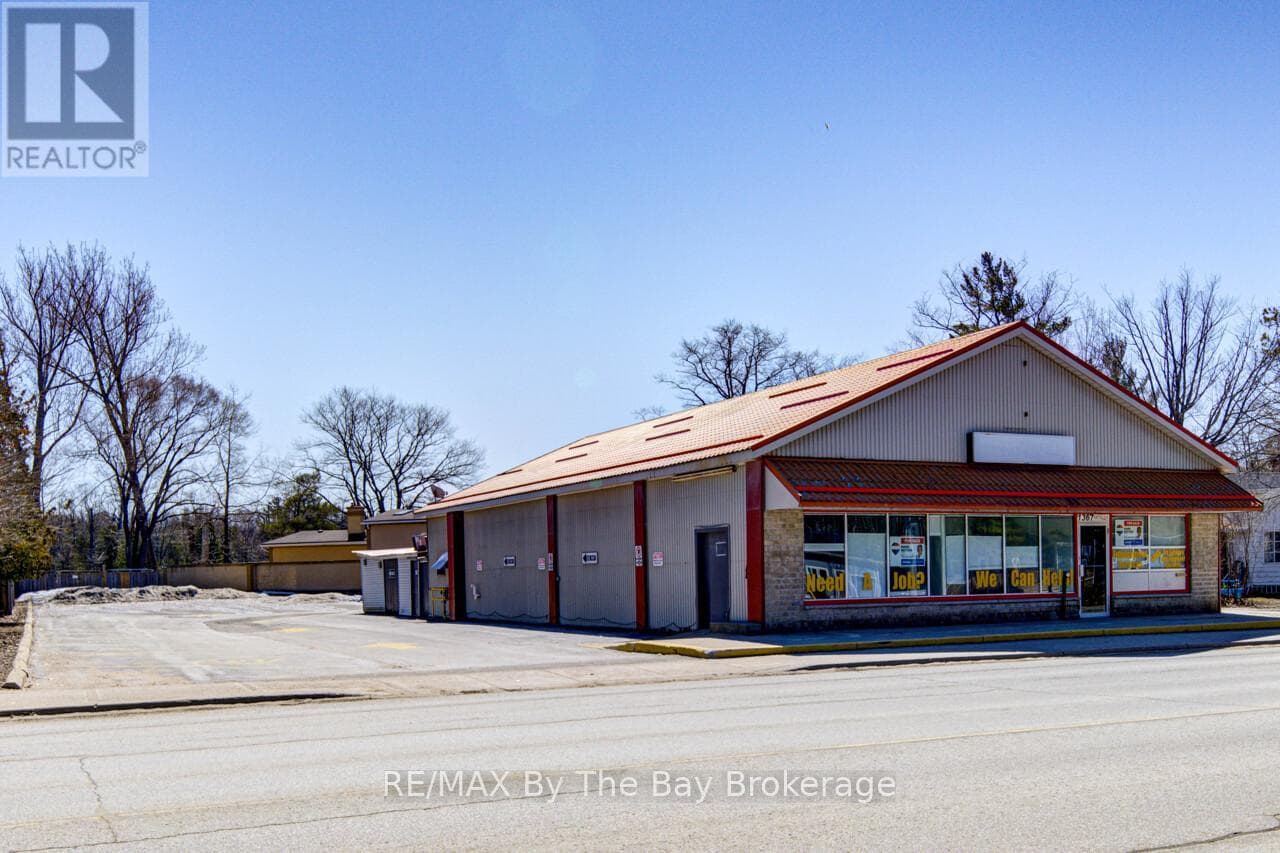 1367 MOSLEY STREET photo 2