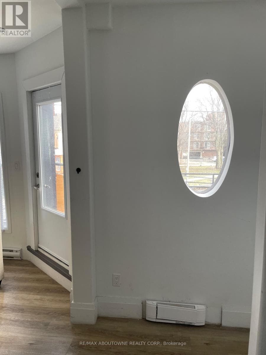 66 WELLINGTON STREET S photo 4