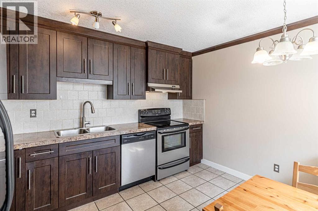 77, 5103 35 Avenue SW photo 5