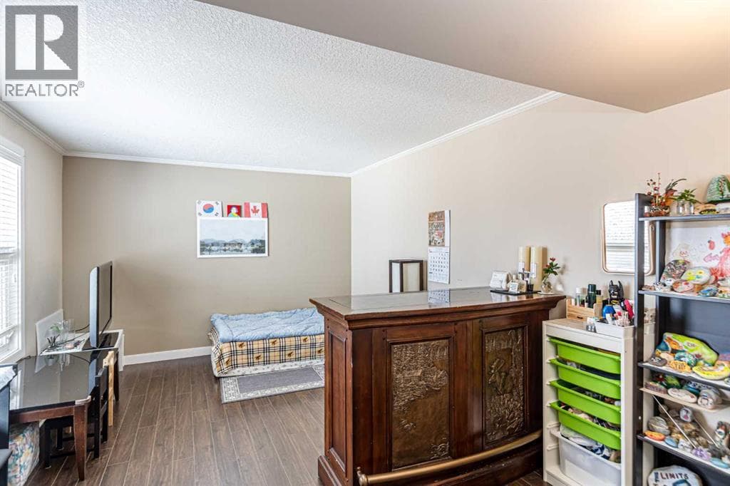 77, 5103 35 Avenue SW photo 3