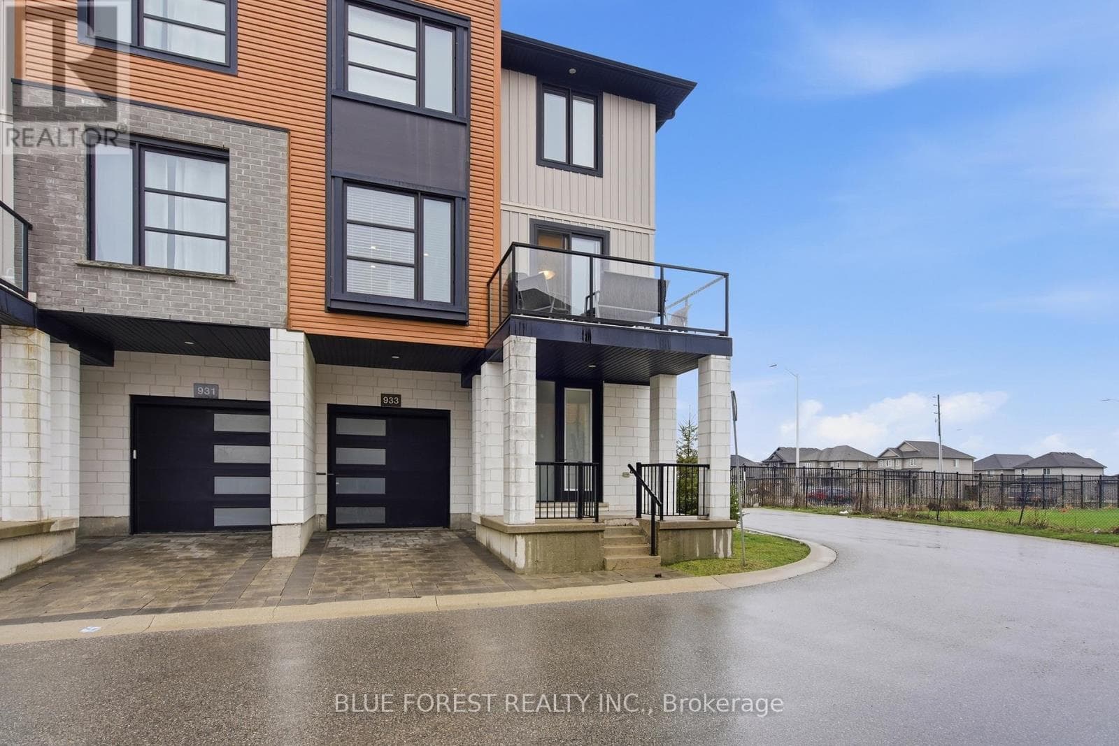 933 SARNIA ROAD photo 2