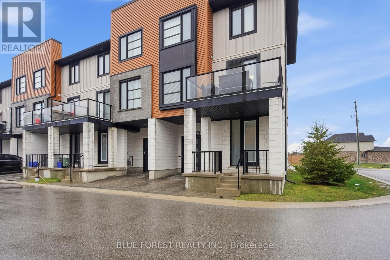 933 SARNIA ROAD photo 3