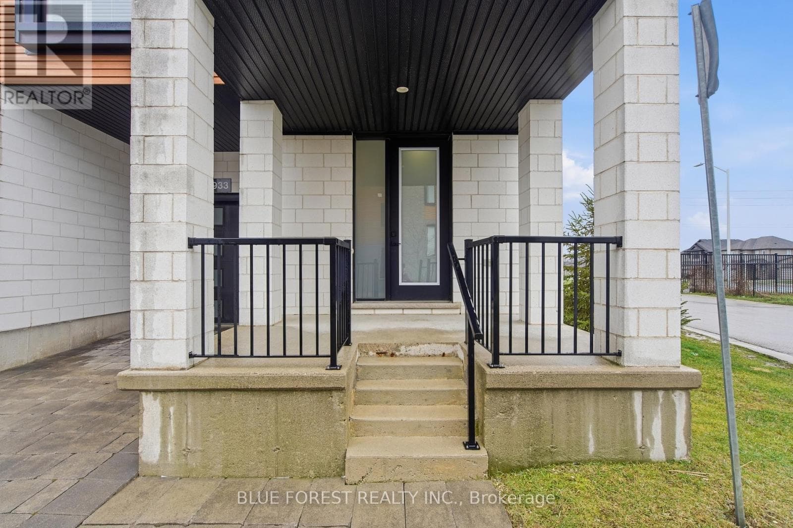933 SARNIA ROAD photo 4
