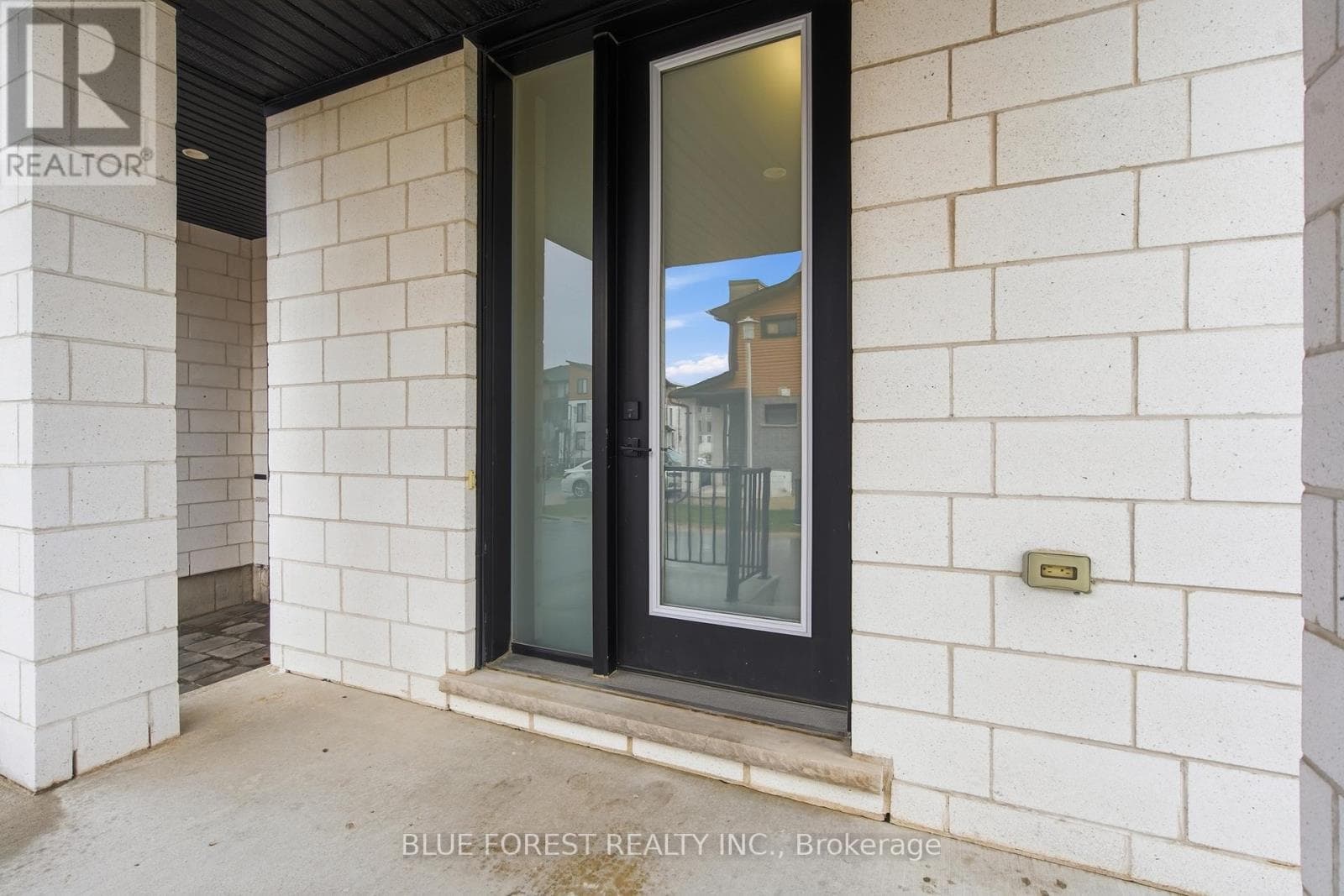 933 SARNIA ROAD photo 5