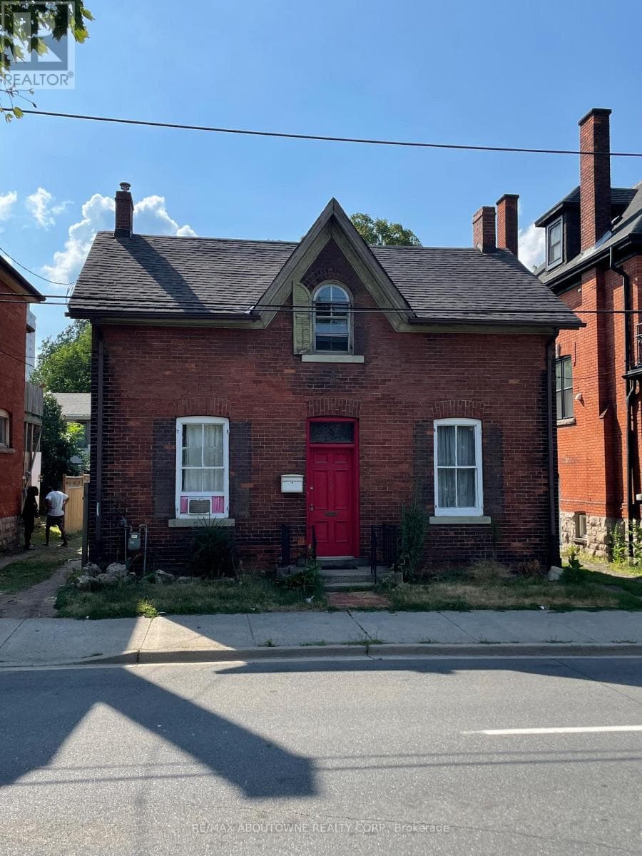 4 bed 2 bath single family at 70 WELLINGTON STREET S — $649,000