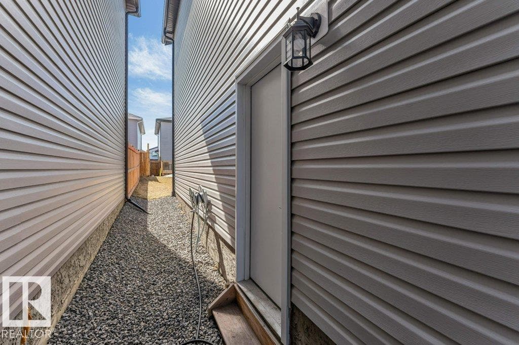452 ROBERTS CR photo 3