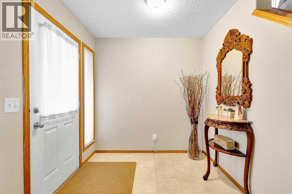 132 Saddletree Close NE photo 3